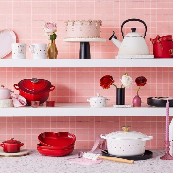 Nồi gang Le Creuset Valentine trái tim 20cm 2.4L Dễ dàng mang theo và vệ sinh.