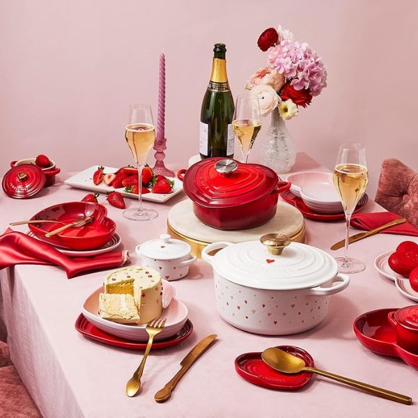 Nồi gang Le Creuset Valentine trái tim 20cm 2.4L Dễ dàng mang theo và vệ sinh.