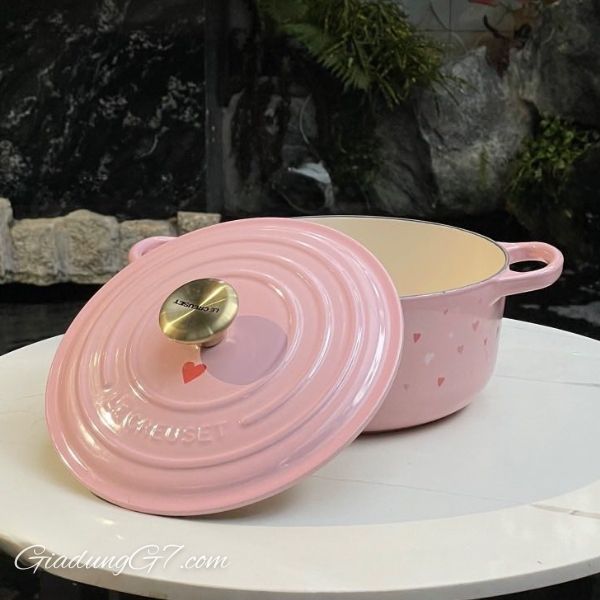 Nồi gang Le Creuset Valentine trái tim 20cm 2.4L - Nồi gang Le Creuset Valentine trái tim 20cm 2.4L Gang tráng men truyền nhiệt và giữ nhiệt vượt trội