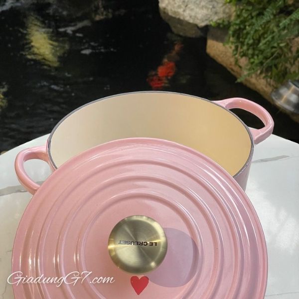 Nồi gang Le Creuset Valentine trái tim 20cm 2.4L - Với tông màu hồng pastel dịu dàng và họa tiết trái tim nổi trên thân nồi