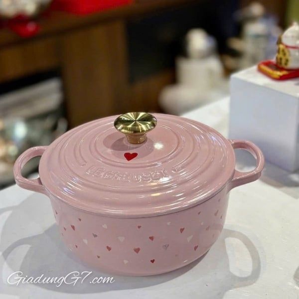 Nồi gang Le Creuset Valentine trái tim 20cm 2.4L - Nồi gang Le Creuset Valentine trái tim 20cm 2.4L Gang tráng men truyền nhiệt và giữ nhiệt vượt trội