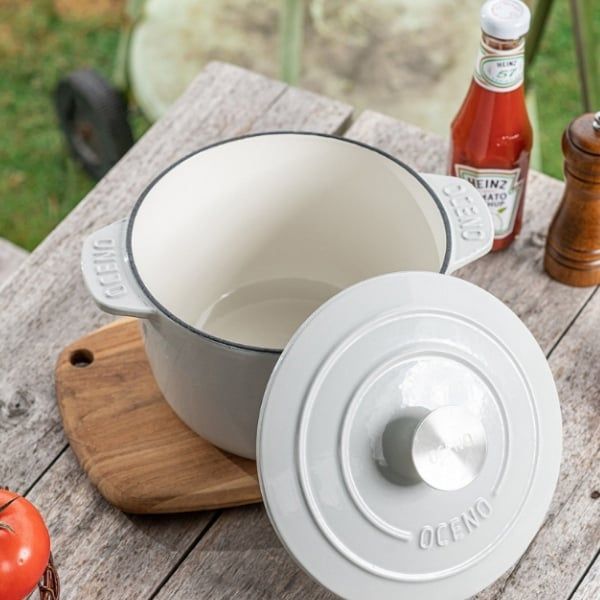 Nồi gang Oceno 20cm (cao 13cm) nổi bật với độ dày vượt trội so với các loại nồi làm từ nhôm hay inox, nhờ đó khả năng tích nhiệt và giữ nhiệt cực kỳ hiệu quả