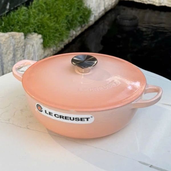 Nồi gang sâu lòng Le Creuset La Marmite Peche 22cm 2.6L - Màu Hồng Cam lý tưởng cho 2-5 người.