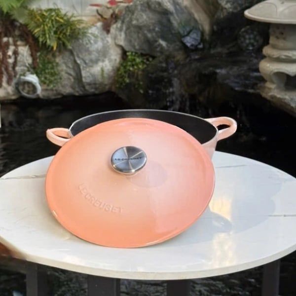 Nồi gang Le Creuset La Marmite Peche 26cm từ bộ sưu tập Marmite có các thành bên được làm tròn, giúp dễ dàng khuấy và nấu trong một nồi.