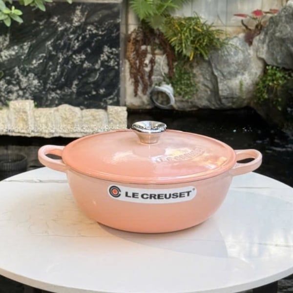Nồi gang sâu lòng Le Creuset La Marmite Peche 22cm 2.6L - Màu Cam đào với tay cầm lớn hơn giúp bạn dễ dàng di chuyển từ bếp nấu sang lò nướng đến bàn ăn