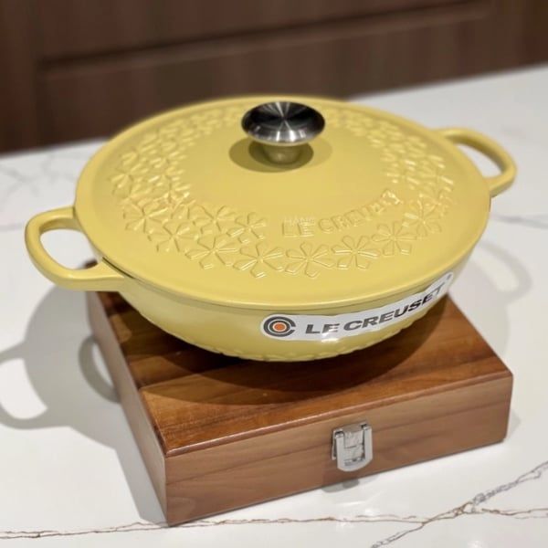 Nồi gang sâu lòng Le Creuset Mimosa 22cm 1.8L Được chế tác từ đá sa thạch cao cấp