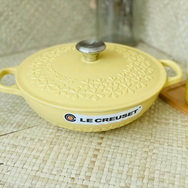 Nồi gang sâu lòng Le Creuset Mimosa 22cm 1.8L Được chế tác từ đá sa thạch cao cấp