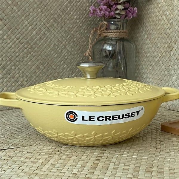 Nồi gang sâu lòng Le Creuset Mimosa 22cm 1.8L Được chế tác từ đá sa thạch cao cấp