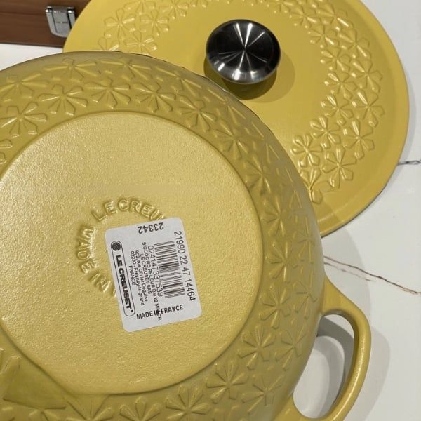 Nồi gang sâu lòng Le Creuset Mimosa 22cm 1.8L Được chế tác từ đá sa thạch cao cấp