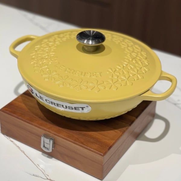 Nồi gang sâu lòng Le Creuset Mimosa 22cm 1.8L Lớp men dễ lau chùi và bền bỉ, chống xỉn màu, ố vàng, sứt mẻ và nứt nẻ