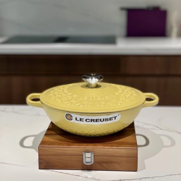Nồi gang sâu lòng Le Creuset Mimosa 22cm 1.8L - Hoa Mai Vàng Đây là cách hoàn hảo để mang nét quyến rũ hoa mai vàng sang trọng đến căn bếp và bàn ăn của bạn