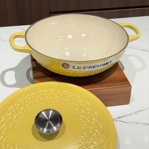 Nồi gang sâu lòng Le Creuset Mimosa 22cm 1.8L Được chế tác từ đá sa thạch cao cấp