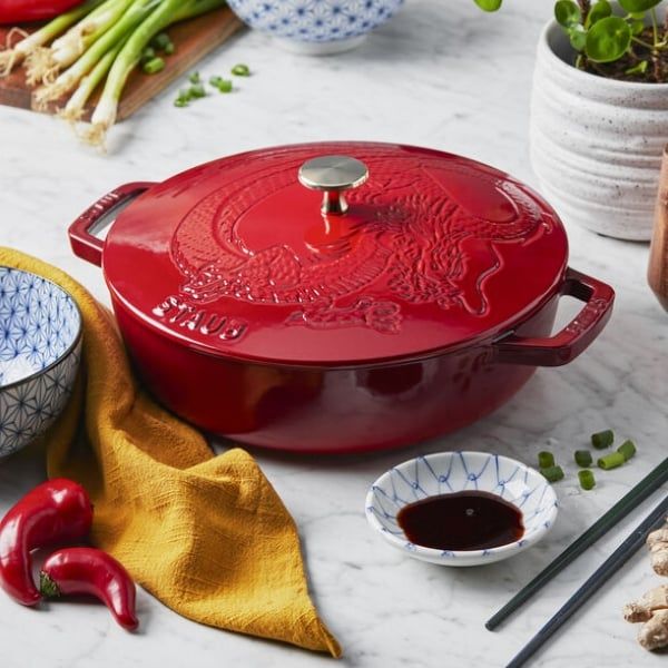 Nồi gang Staub 24cm 2.5L màu đỏ hình rồng - 1028913 Hoàn hảo để chào mừng Năm Rồng.