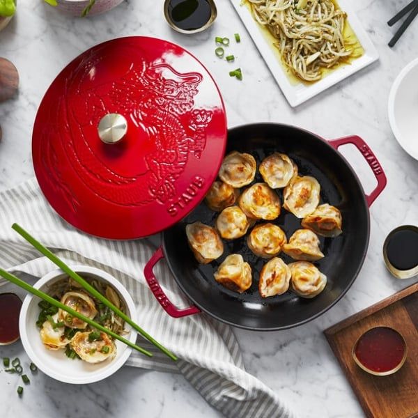 Nồi gang Staub 24cm 2.5L màu đỏ hình rồng không cần tẩm ướp gia vị và sở hữu khả năng giữ nhiệt vượt trội