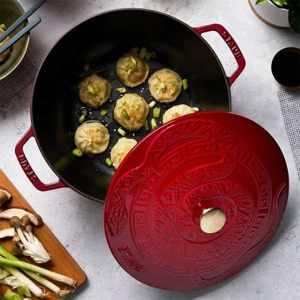 Nồi gang Staub 24cm 2.5L màu đỏ hình rồng Chất Liệu Gang Đúc Nguyên Khối – Siêu Bền và Giữ Nhiệt Tối Ưu