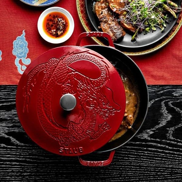Nồi gang Staub 24cm 2.5L màu đỏ hình rồng - 1028913 - Nồi hầm bằng gang tráng men Staub có nắp hình rồng