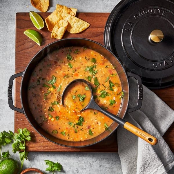 Nồi gang Staub 26cm có nắp hình rắn (Ất Tỵ) Sự Kết Hợp Hoàn Hảo Giữa Thiết Kế Tinh Tế và Hiệu Suất Nấu Nướng Vượt Trội