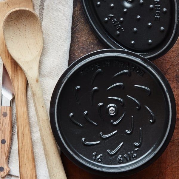 Nồi gang Staub 26cm có nắp hình rắn (Ất Tỵ) Nắp Nồi Chistera Với Cấu Trúc Giọt Tiên Tiến