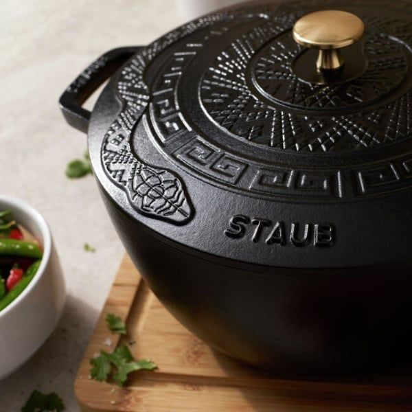 Nồi gang Staub 26cm có nắp hình rắn (Ất Tỵ) Tay Nghề Thủ Công Tinh Xảo