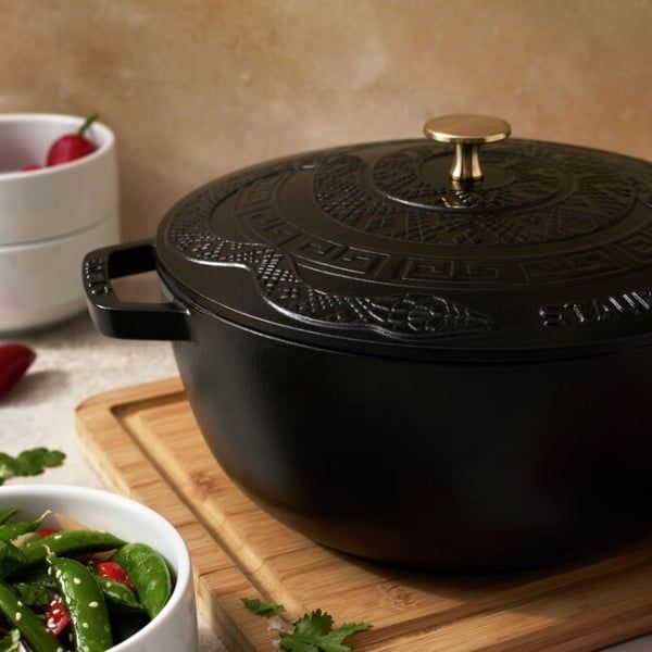 Nồi gang Staub 26cm có nắp hình rắn (Ất Tỵ) - Biểu tượng rắn dập nổi và lớp tráng men Majolica mang lại màu sắc rực rỡ và chiều sâu cho nồi.