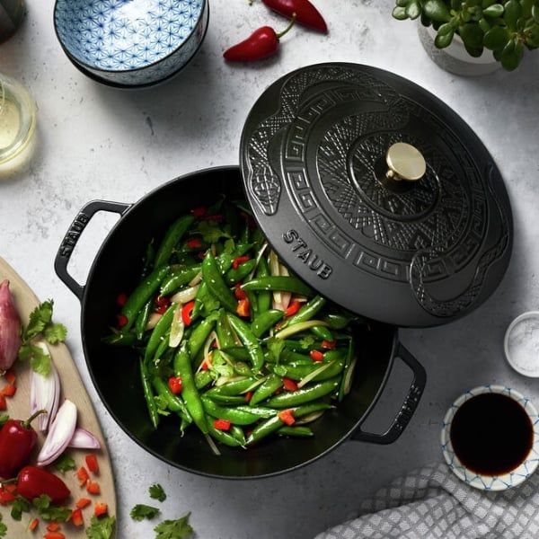 Nồi gang Staub 26cm có nắp hình rắn (Ất Tỵ) - Biểu tượng rắn dập nổi và lớp tráng men Majolica mang lại màu sắc rực rỡ và chiều sâu cho nồi.