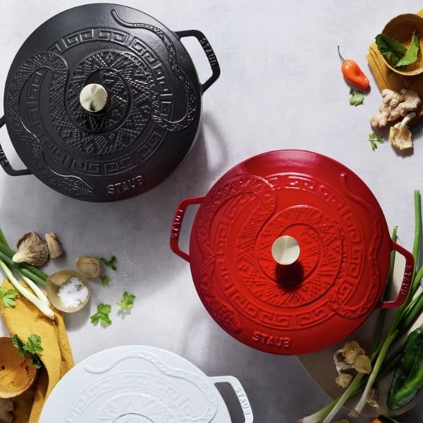 Nồi gang Staub 26cm có nắp hình rắn (Ất Tỵ) Sản xuất tại Pháp