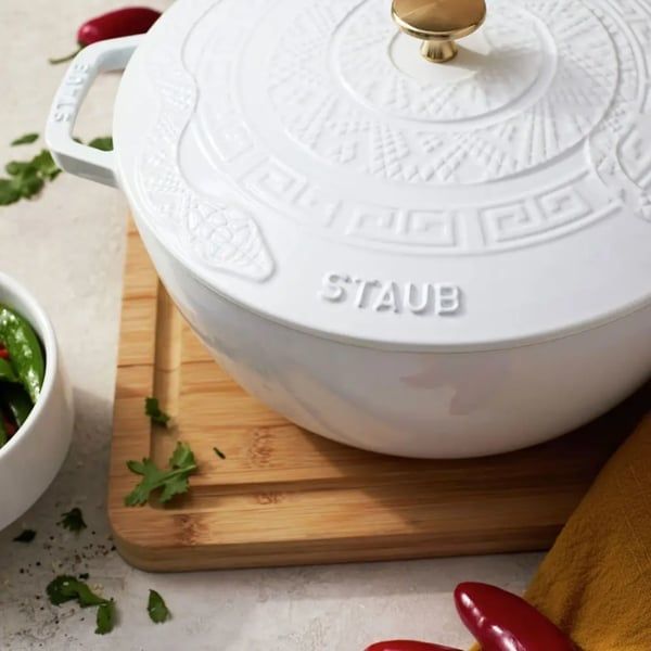 Nồi gang Staub 26cm có nắp hình rắn (Ất Tỵ) Sản xuất tại Pháp