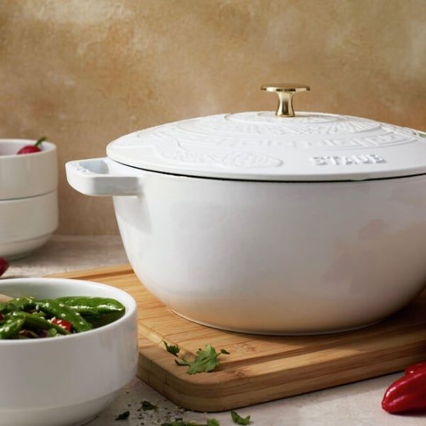 Nồi gang Staub 26cm có nắp hình rắn (Ất Tỵ) Tay Nghề Thủ Công Tinh Xảo