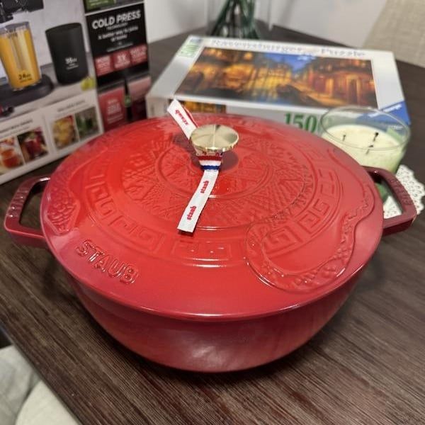Mỗi chiếc Nồi gang Staub 26cm Ất Tỵ được chế tác tỉ mỉ bởi những nghệ nhân lành nghề