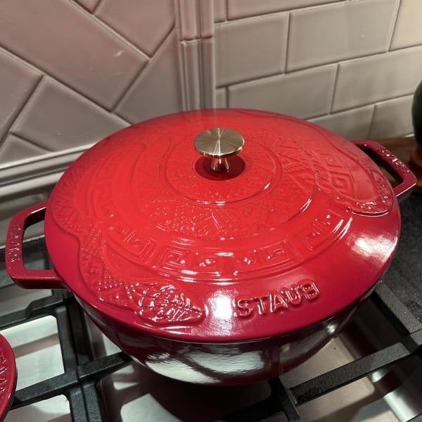 Mỗi chiếc Nồi gang Staub 26cm Ất Tỵ là Lựa Chọn Hoàn Hảo Cho Mọi Bữa Ăn