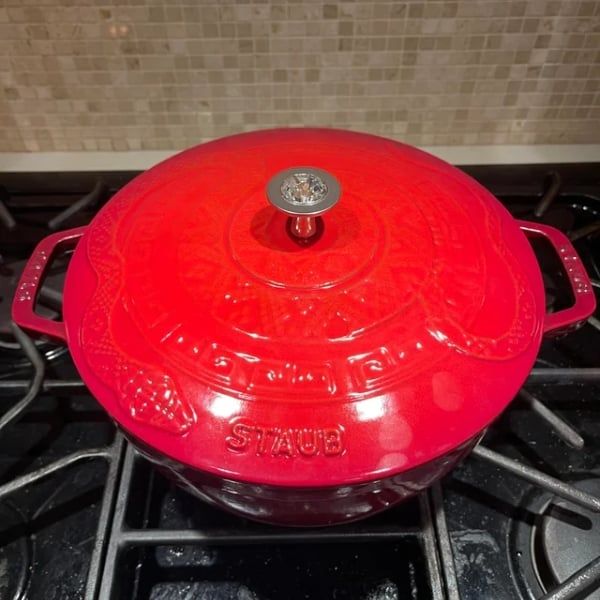 Mỗi chiếc Nồi gang Staub 26cm Ất Tỵ là Lựa Chọn Hoàn Hảo Cho Mọi Bữa Ăn