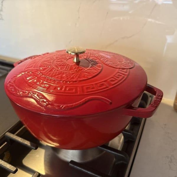 Mỗi chiếc Nồi gang Staub 26cm Ất Tỵ là Lựa Chọn Hoàn Hảo Cho Mọi Bữa Ăn
