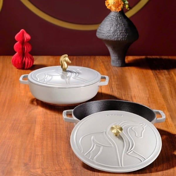 Nồi gang Staub 26cm có nắp hình ngựa Sản xuất tại Pháp