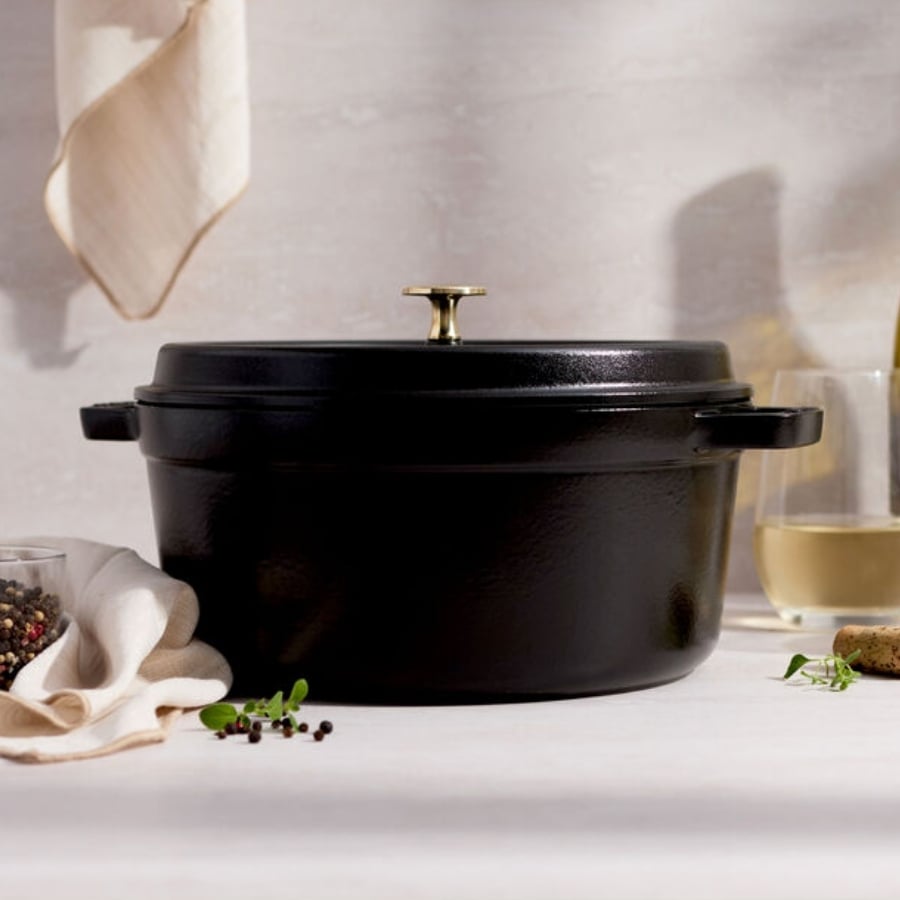 Nồi gang Staub 26cm tuyệt vời nhất cho các món ninh hầm, nhờ giữ nhiệt và giữ ẩm rất tốt.