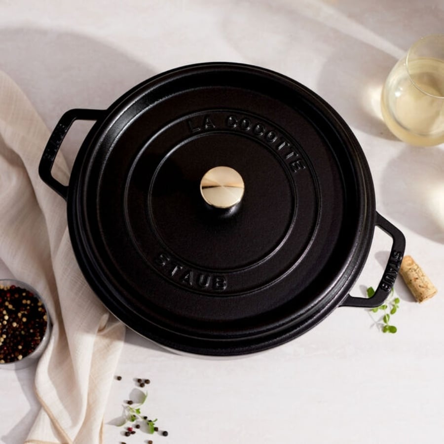 Nồi gang tròn Staub 26cm Núm nắp làm bằng đồng thau, chịu nhiệt lên đến 250°C
