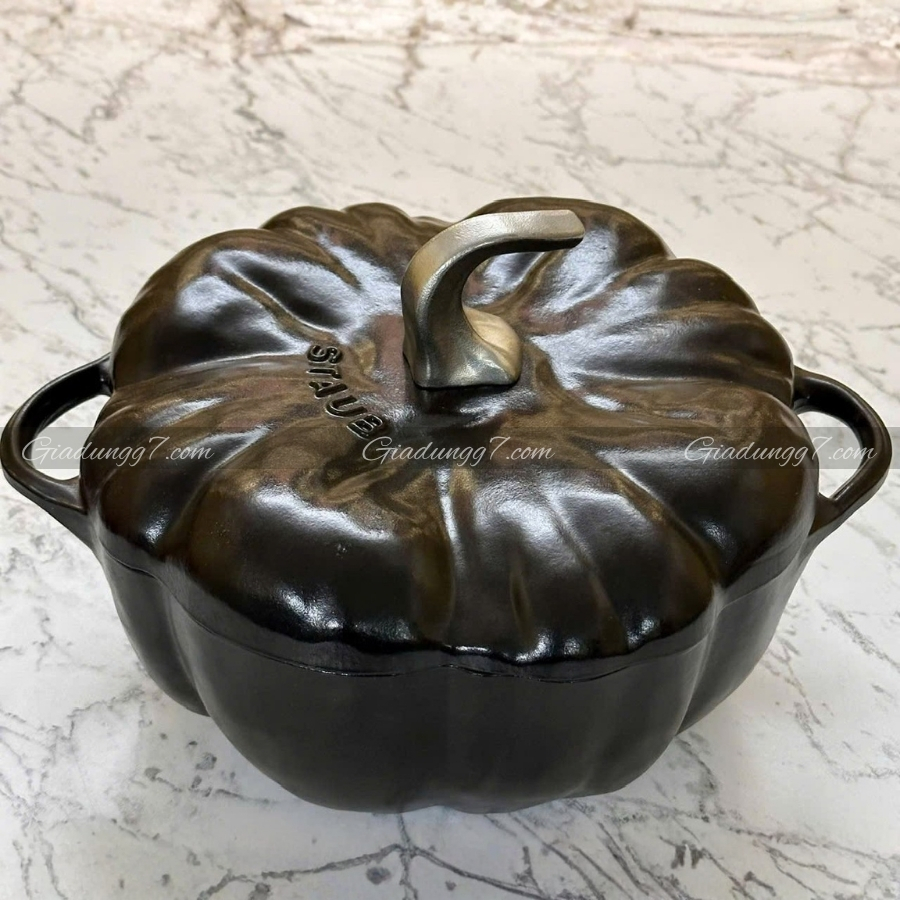 Nồi gang Staub Pumpkin 24cm Nấu ăn ngon vô địch nhất là các món nấu chậm (các món hầm, soup) mà cực tiết kiệm năng lượng