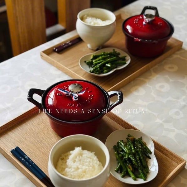 Nồi gang Staub Cocotte Vintage 12cm quai vểnh – 0.5L màu đỏ