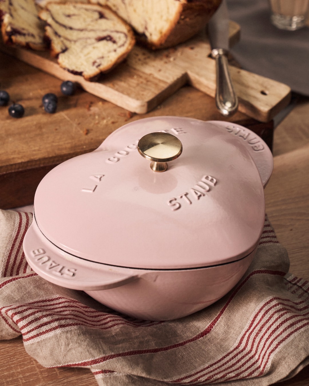 Nồi gang Staub Heart 20cm hình trái tim hồng, 1.75L lý tưởng để nướng vàng, ninh và phục vụ thịt, cá, trái cây hoặc rau củ