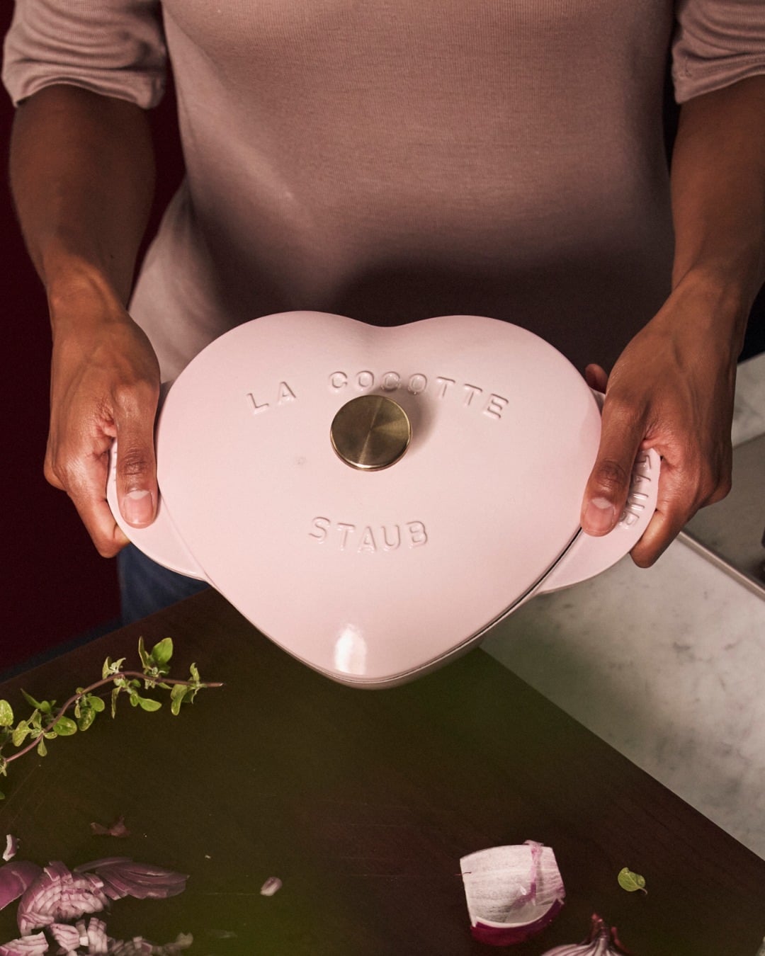 Nồi gang Staub Heart 20cm hình trái tim hồng, 1.75L thiết kế vô cùng đẹp mắt và ấm áp, thích hợp làm quà tặng kỷ niệm