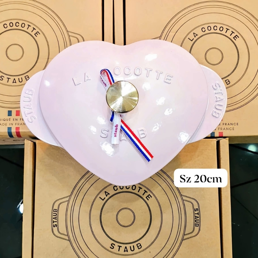 Nồi gang Staub được làm hoàn toàn từ gang đúc liền khối, bên trong nồi phủ lớp men đen mờ có khả năng lưu trữ và dẫn nhiệt tuyệt vời.