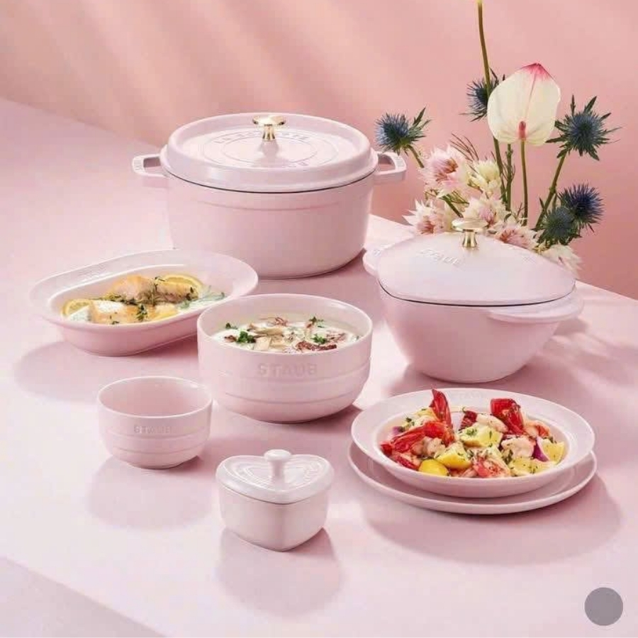 Nồi gang Staub Heart 20cm hình trái tim màu hồng thủ công cần 25 đôi tay và tối thiểu 100 bước sản xuất khác nhau để tạo ra một loại nồi gang duy nhất.