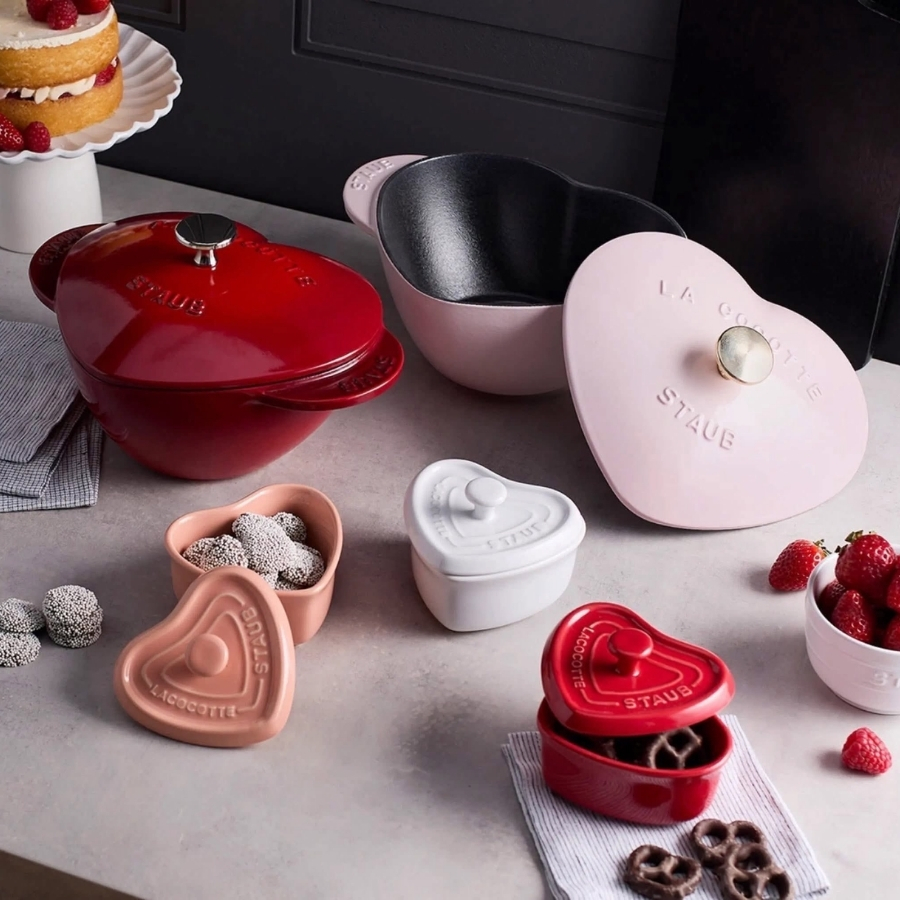 Mặt trong của Nồi gang Staub Heart 20cm hình trái tim đỏ được tráng một lớp men đen mờ với cấu trúc thô.