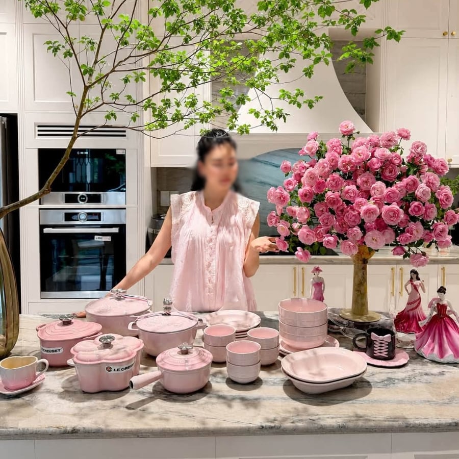 Để tổng thể căn bếp hài hòa, bát đĩa gốm sứ màu hồng nhạt là lựa chọn gần như hoàn hảo khi đi cùng nồi gang Staub và Le Creuset.