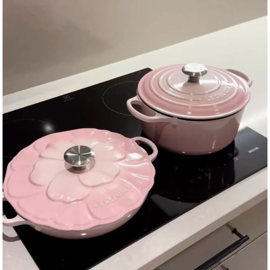 Nếu Le Creuset nổi bật với màu sắc tươi sáng thì Staub mang phong cách trầm, sâu và tinh tế hơn
