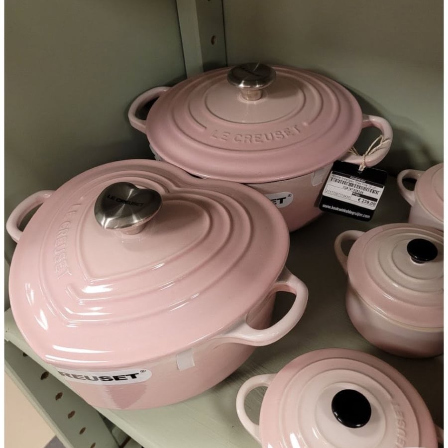 Le Creuset nổi tiếng với lớp gang đúc nguyên khối phủ men nhiều lớp, màu sắc chuẩn và độ bền rất cao.