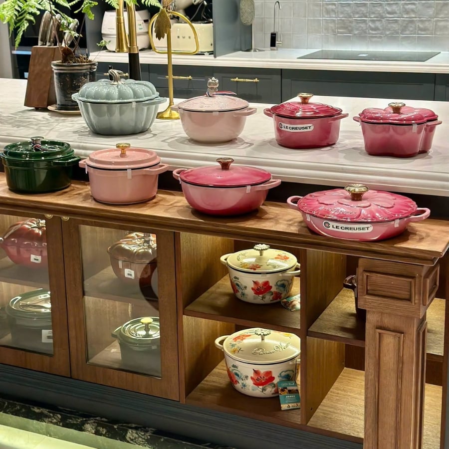 Một bộ nồi gang Le Creuset màu hồng hay Staub màu hồng pastel không chỉ là dụng cụ nấu ăn mà còn là món đồ trang trí có giá trị thẩm mỹ cao