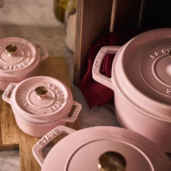Nồi gang Staub Wanabe 18cm Được làm bằng gang tráng men
