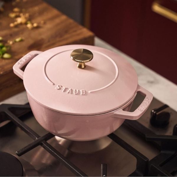 Nồi gang Staub Wanabe 18cm là nồi nướng kiểu Pháp hơi hình nón và có các cạnh bo tròn, hoàn hảo cho mọi công thức nấu ăn cần khuấy thường xuyên