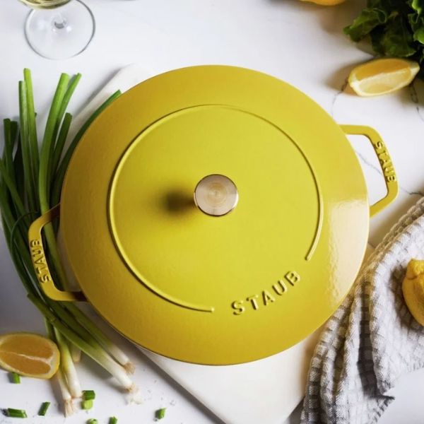 Nồi gang Staub Wanabe 18cm cho phép bạn tiếp cận mọi ngóc ngách, giúp trộn và khuấy các món hầm dễ dàng hơn và lưu thông nhiệt tốt hơn.