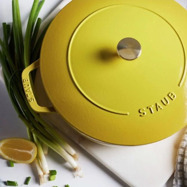 Nồi gang Staub Wanabe 18cm dễ dàng và thanh lịch chuyển từ lò nướng ra bàn ăn